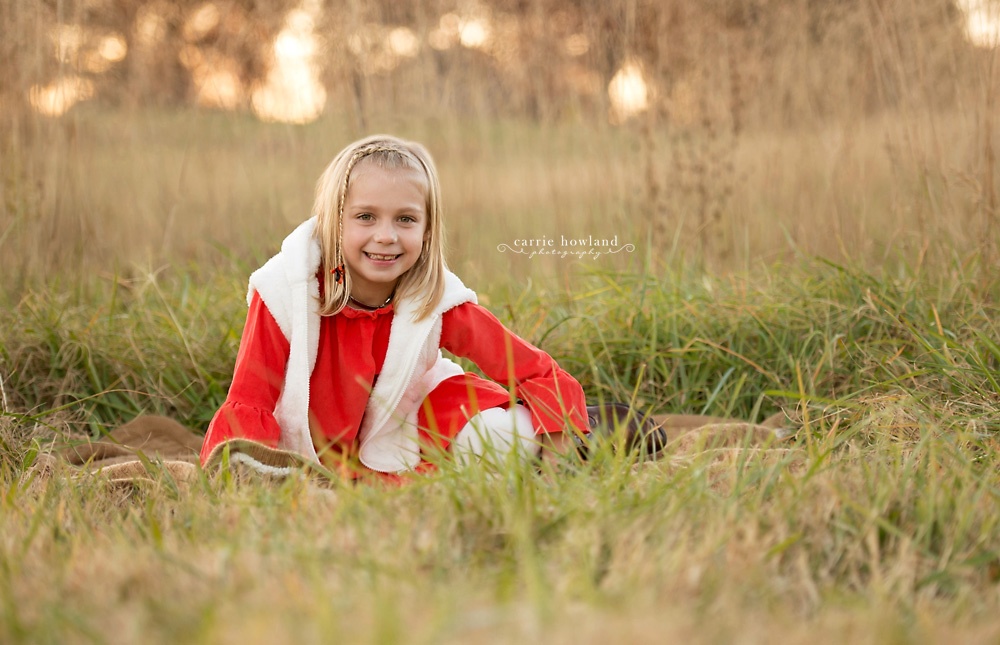 girl_on-blanket_orange_sweater_charlotte_photoraphy