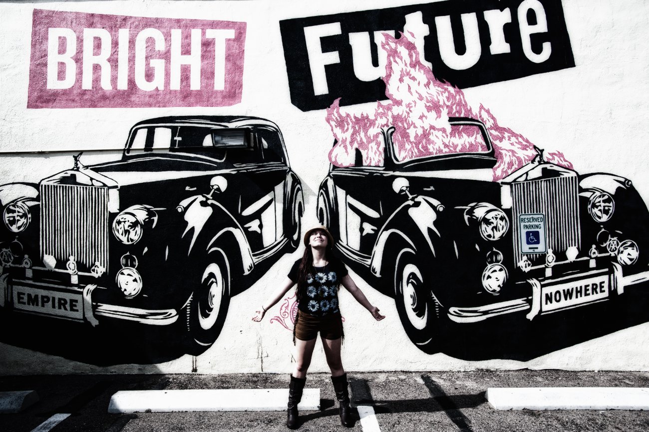 Senior Portraits with Robin in front of street are