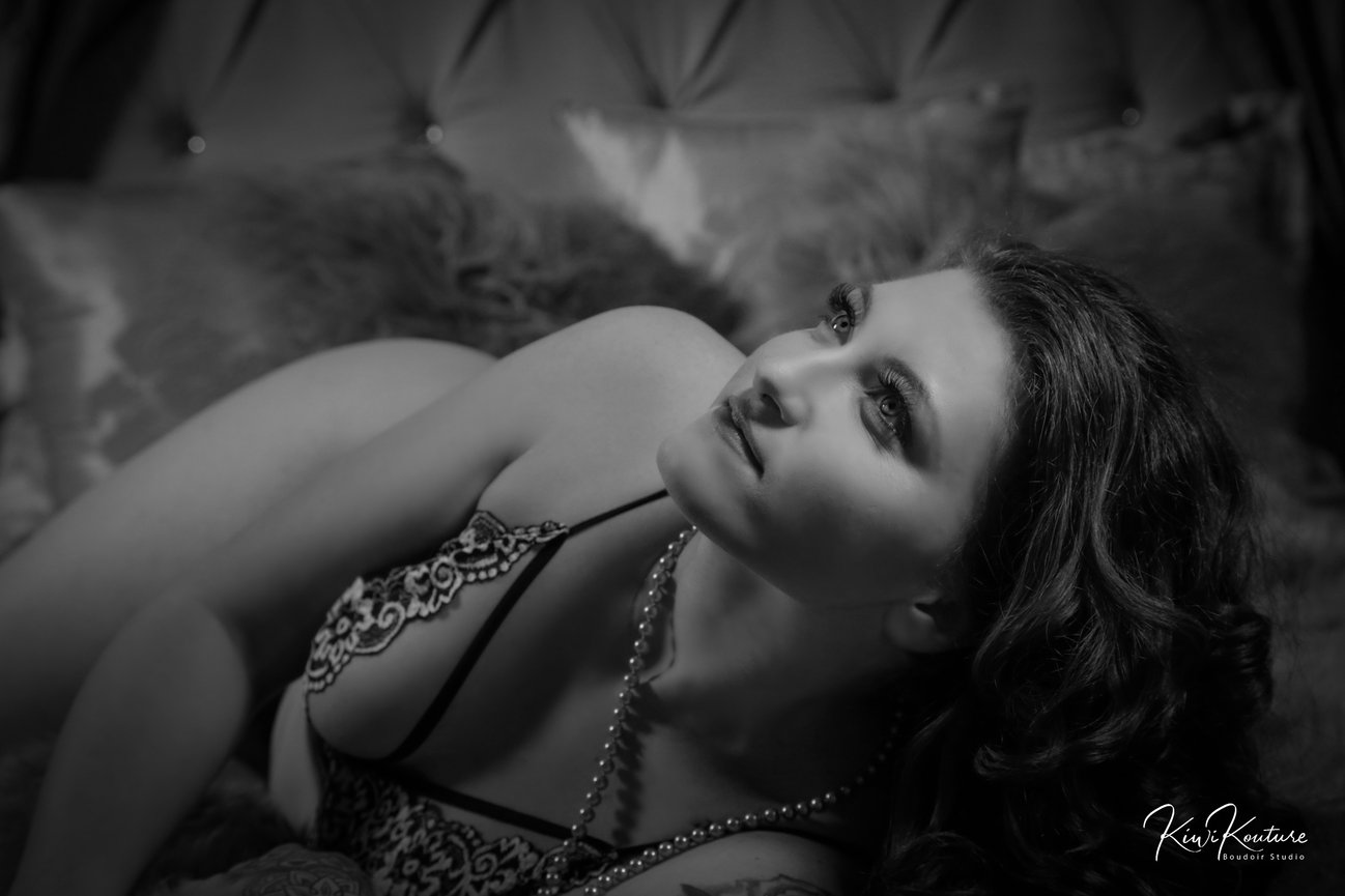 🎁 When You’re Not Sure What Size… Get Her a Boudoir Session! 💋