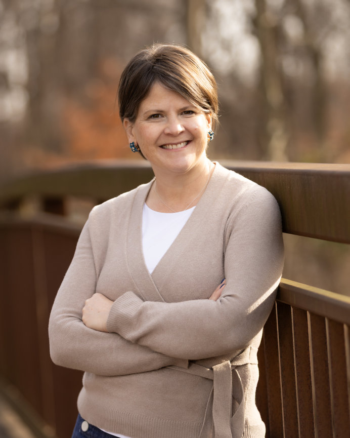 Smiling woman leaning on wooden railing