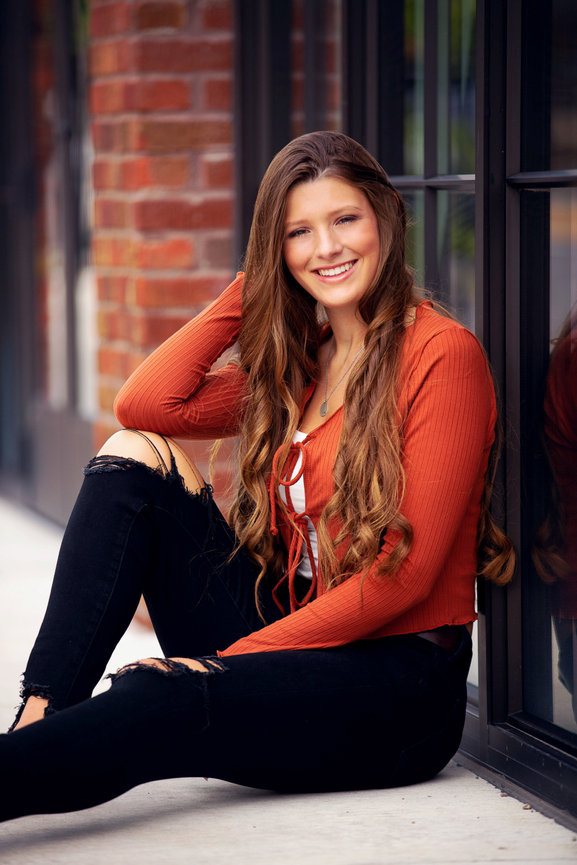 Hannah’s Summer Senior Portrait Session - Flowers, Downtown Vibes & Effortless Style