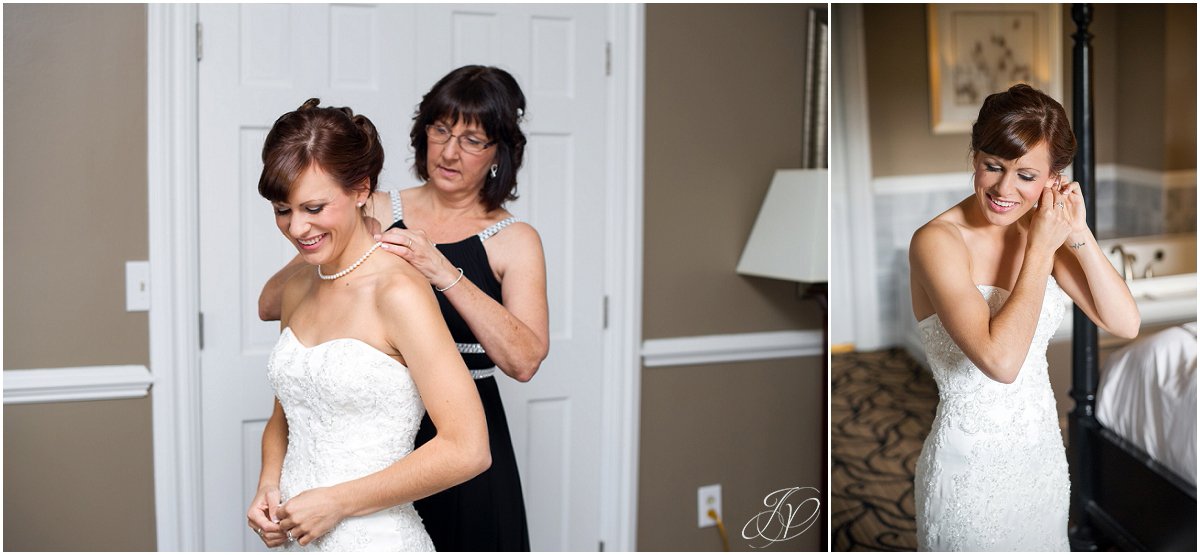 bride getting ready with mom glen sanders mansion wedding