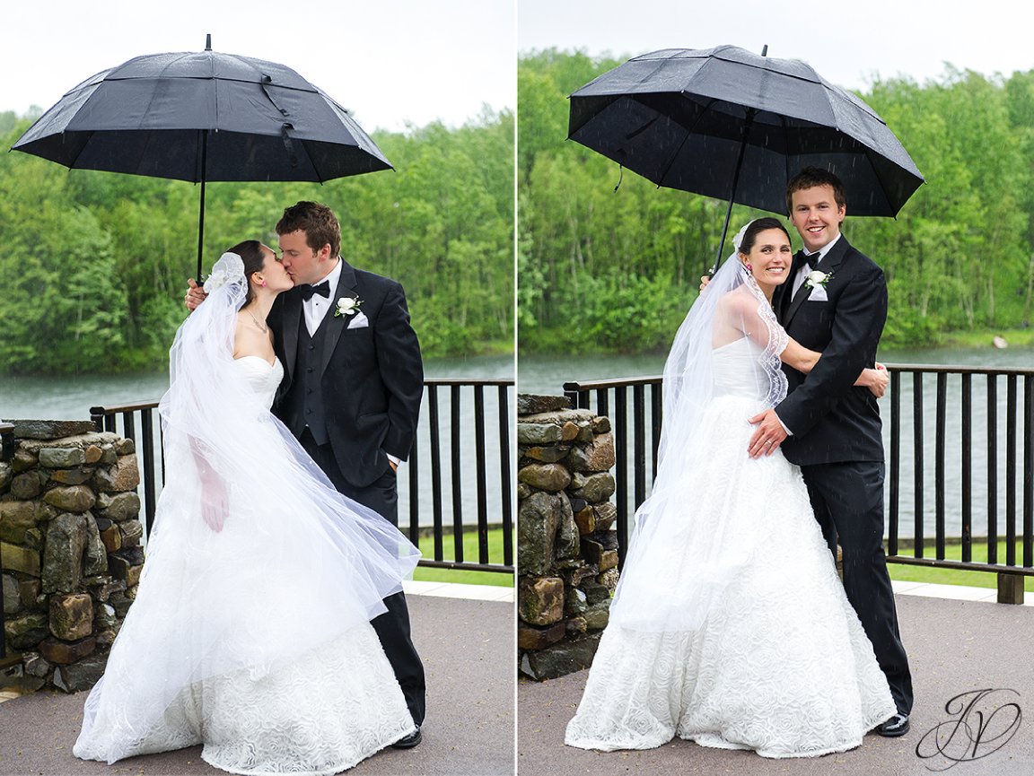 bride and groom in rain portraits, bride and groom under umbrella photo, just married portraits