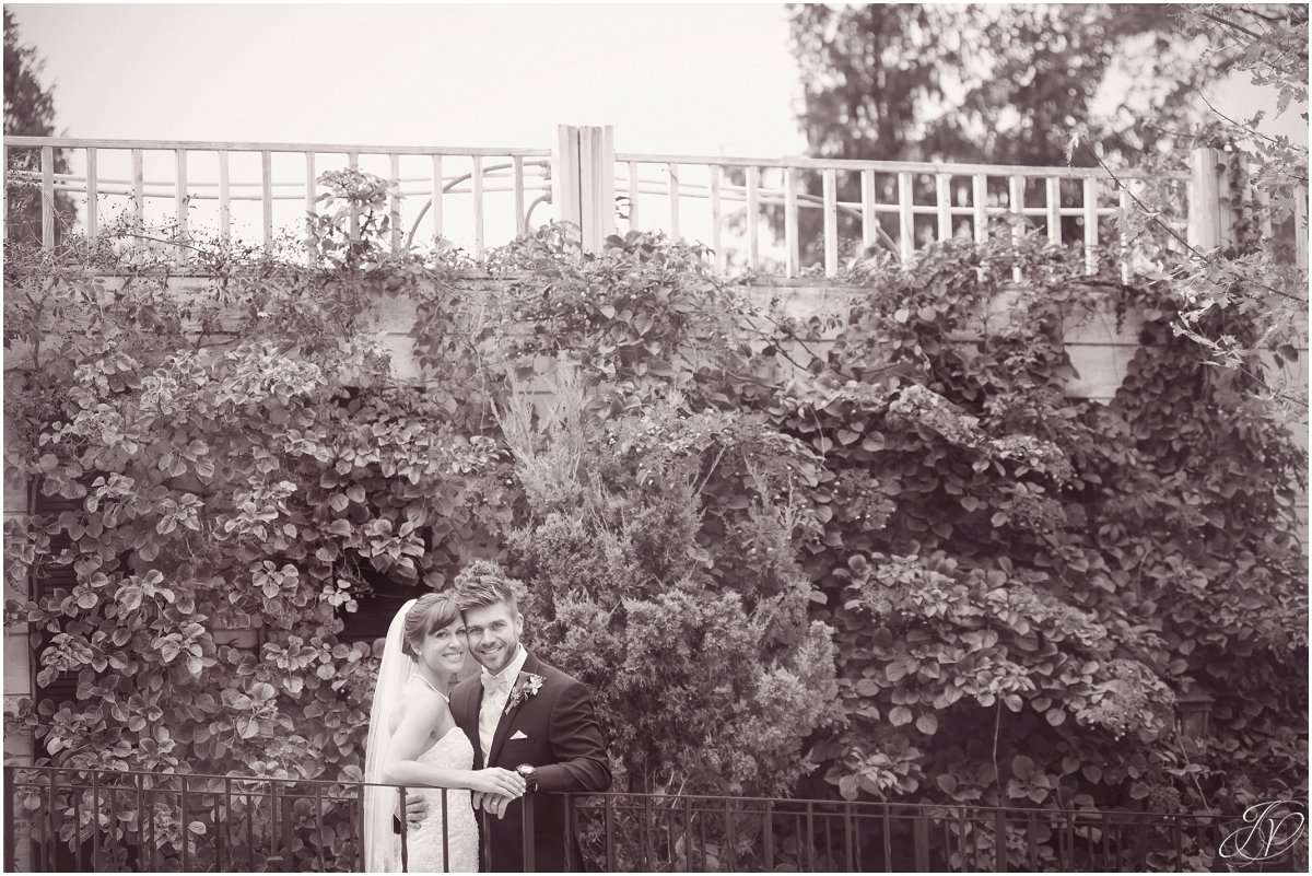 bride and groom fall black and white glen sanders mansion wedding