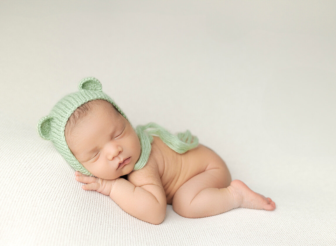 best Dahinda newborn photographer, newborn photography near me Dahinda, newborn portrait studio Dahinda IL