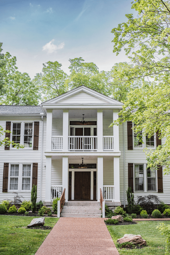 Sweet garden wedding brings vintage style to Tennessee barn