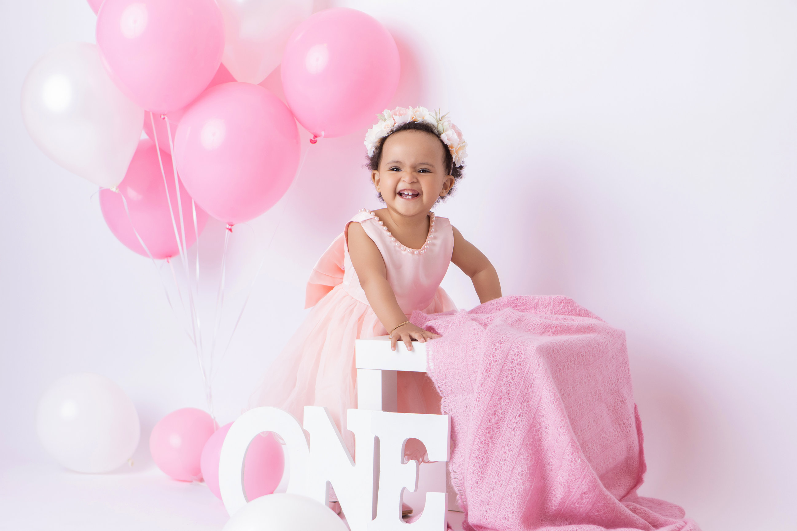 Calgary cake smash photography pink balloons tulle and bubbles first birthday session photo 4